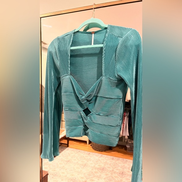 Free People soft and shimmery turquoise cropped long sleeve top - Picture 1 of 8
